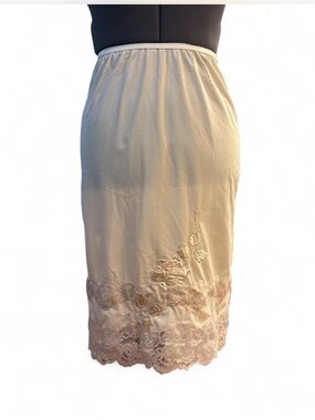 Vintage Seamprufe Nylon Beige Lace-Hem w/Applique Women’s Slip